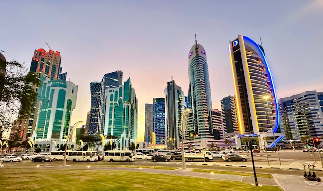 Ein Teil der Skyline von Doha im Sonnenuntergang.